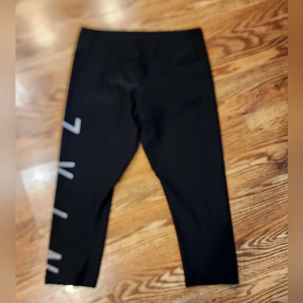 NIKE Dri-Fit Size Large High Waist Capri Crop Black Leggings